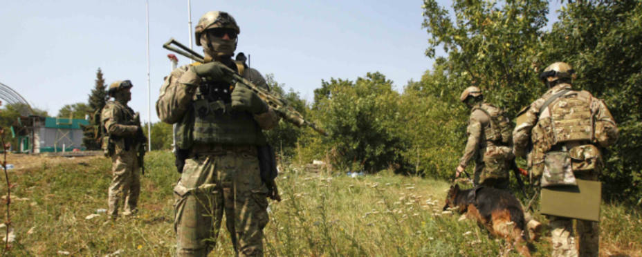 Tropas ucranianas buscan minas en torno a la frontera (REUTERS)