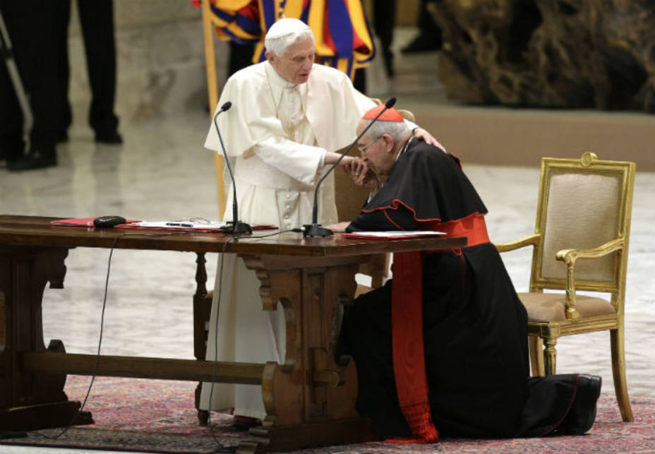 Agostino Vallini, Vicario General de Su Santidad para la Diócesis de Roma, se inclina ante el Santo Padre. REUTERS