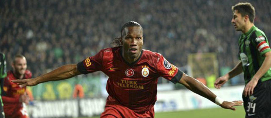 Drogba celebra su primer gol con el Galatasaray.