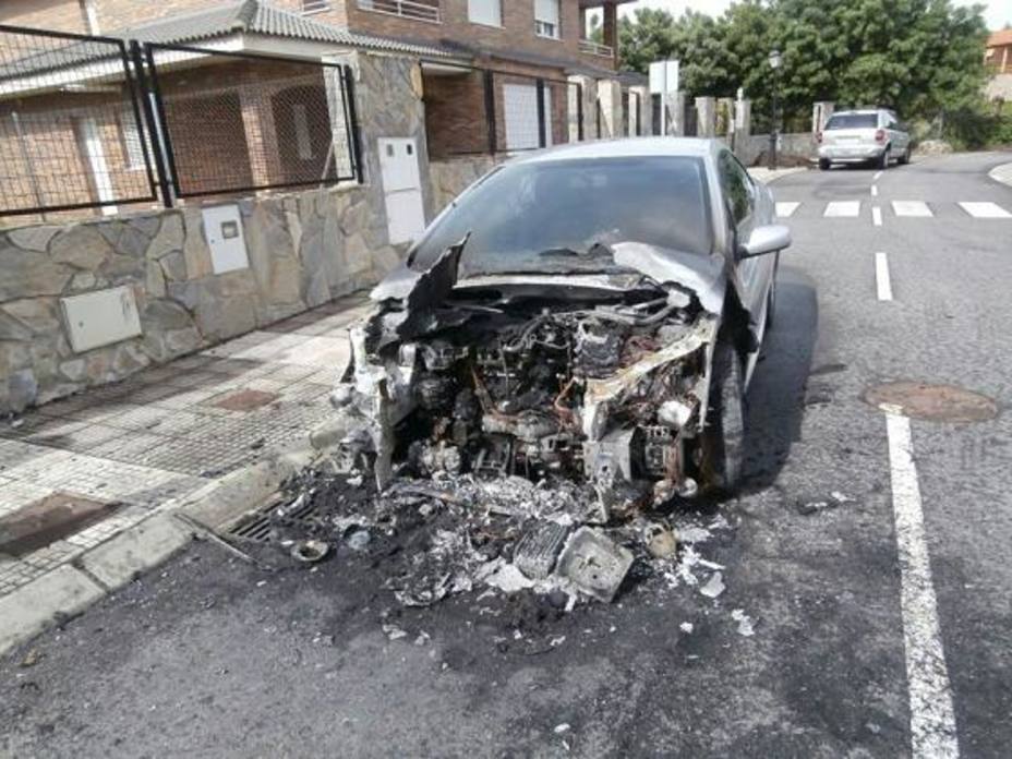 El vehículo incendiado de la concejal Carmen Bello