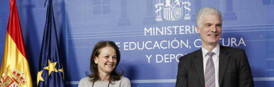 Montserrat Gomendio acompañada del responsable de Educación de la OCDE, Andreas Schleicher (EFE)