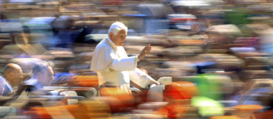 El Papa Benedicto XVI, siempre cercano con los jóvenes. Reuters