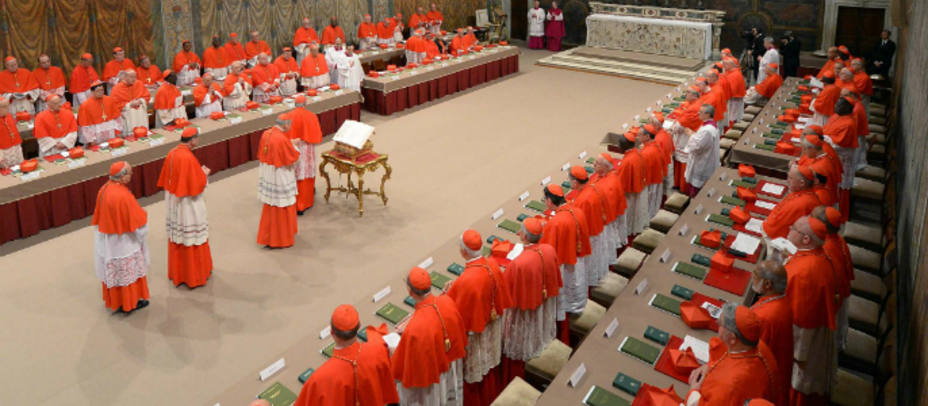 Los cardenales reunidos en Cónclave en la Capilla Sixtina. REUTERS