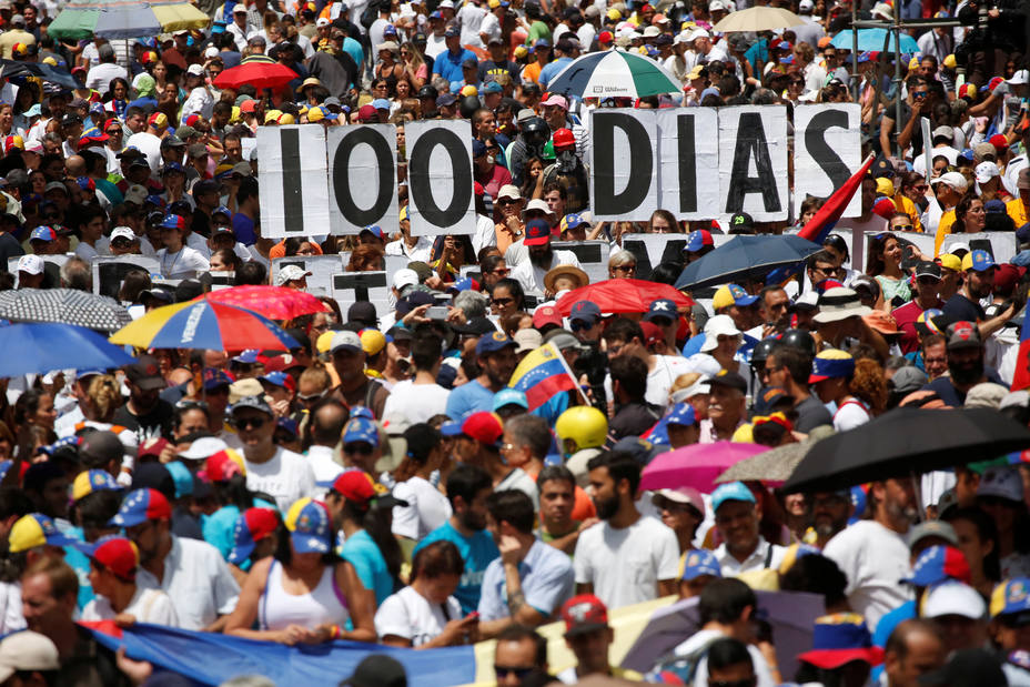 Los opositores al régimen chavista cumplen cien días de protestas en las calles de Caracas.