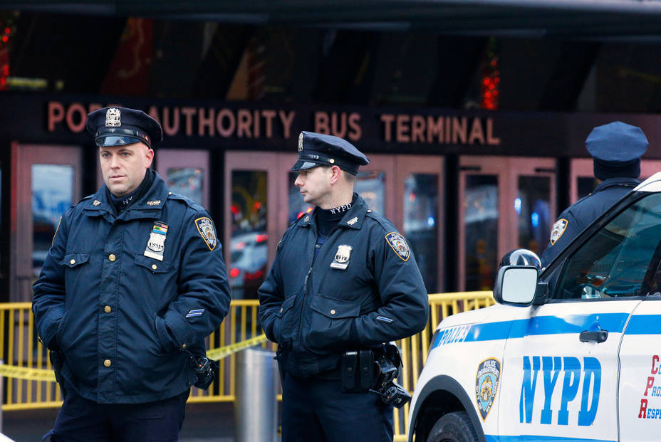 Agentes de policía de Nueva York vigilan la terminal de autobuses después de la explosión