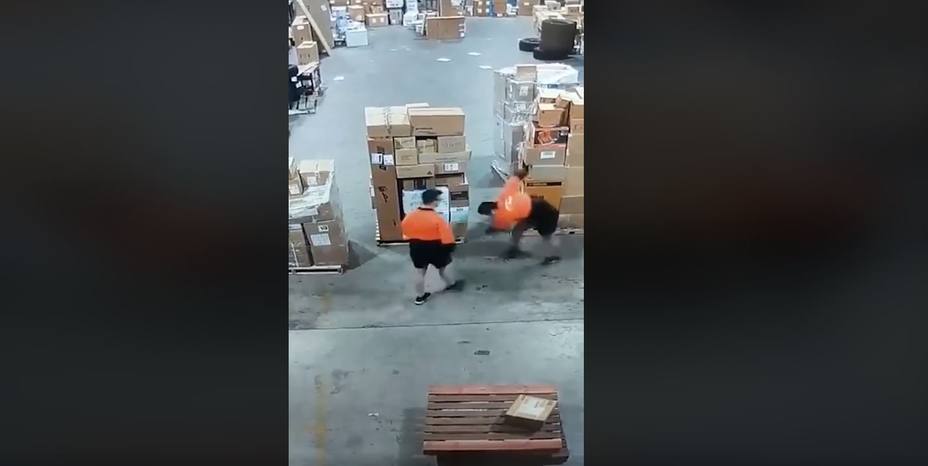 El divertido baile de dos trabajadores durante su jornada laboral en Australia