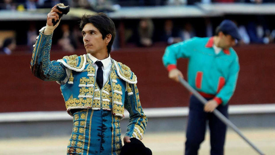 El diestro francés Sebastián Castella, saluda con su triunfo durante el undécimo festejo de la Feria San Isidro, en la plaza de Toros de Las Ventas, en Madrid