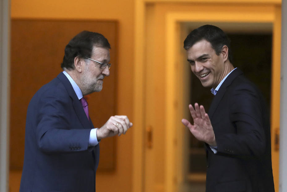 El presidente del Gobierno, Mariano Rajoy, y el secretario general del PSOE, Pedro Sánchez, en el Palacio de la Moncloa. EFE