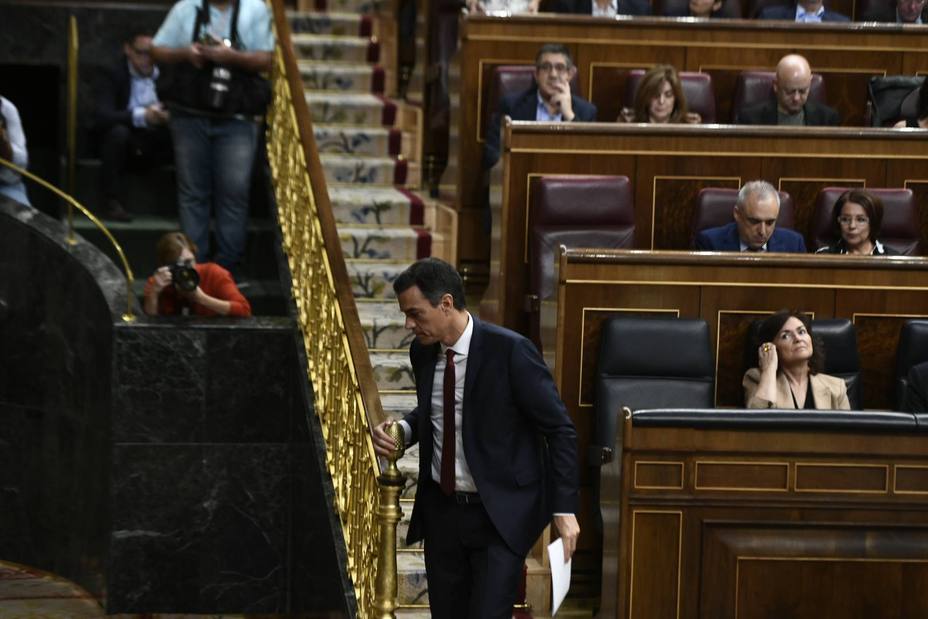 El presidente del Gobierno, Pedro Sanchez, sube a la tribuna durante la sesion de control al Gobierno en el Congreso