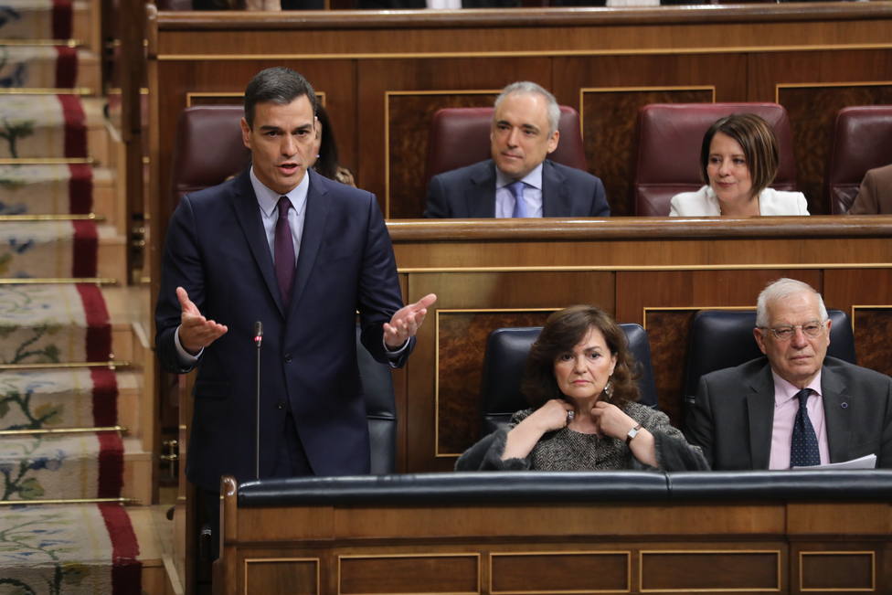 Montero acusa al Gobierno de aplicar los recortes del PP y Sánchez le reprocha bloquear el Pacto de Toledo