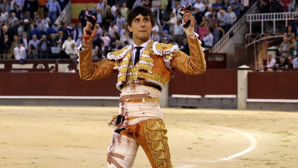 Andrés Roca Rey con las dos orejas cortadas este miércoles en Las Ventas