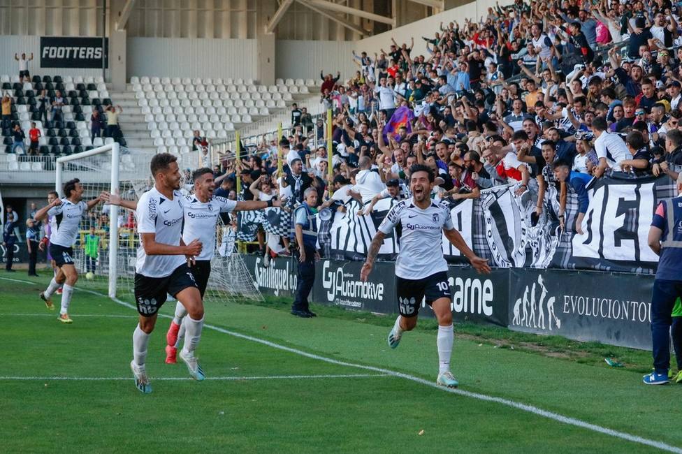 Marcelo y Undabarrena corren a celebrar con Pisculichi el gol de la remontada.