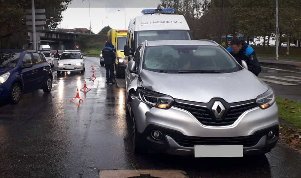 Estado en el que quedó el vehículo que atropello al peatón en el paso de cebra - FOTO: Policía Local de Ferrol