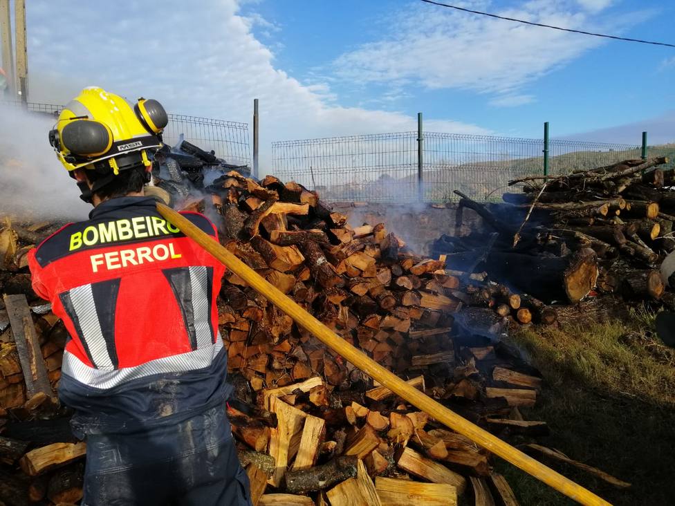 El fuego afectó a una pila de leña debido a las intensas rachas de viento - FOTO: Bomberos Ferrol