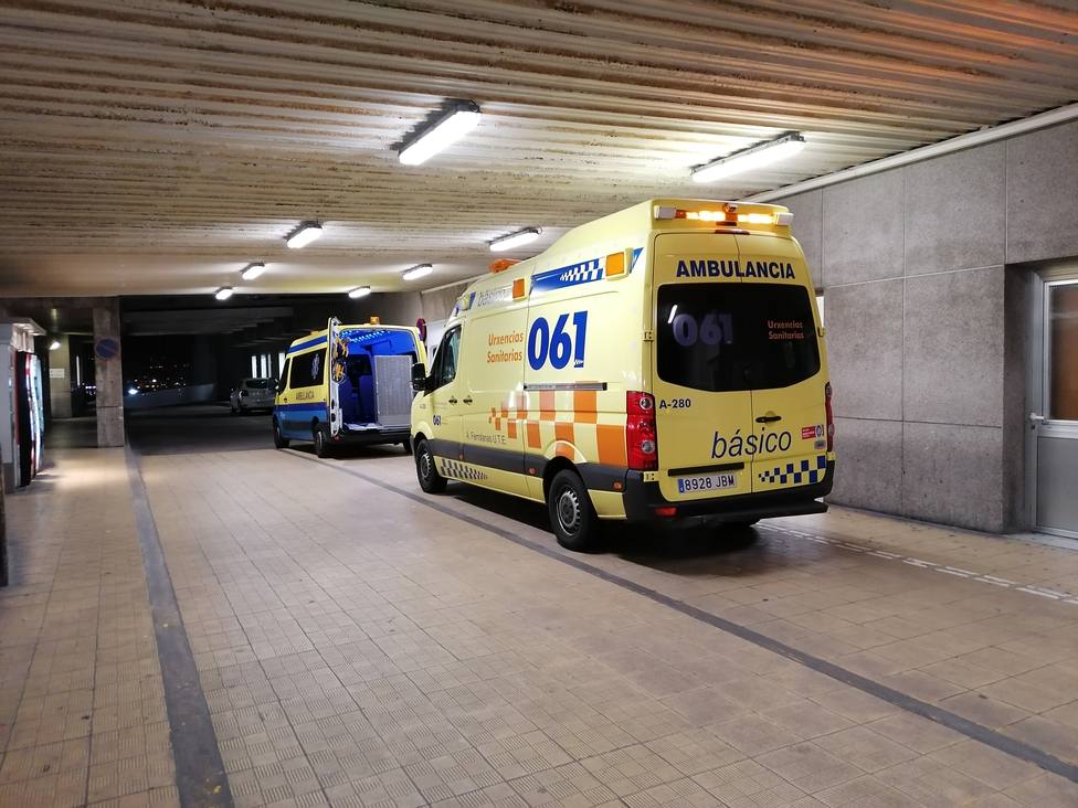 Foto de archivo de una ambulancia del 061 en la zona de urgencias del Hospital Arquitecto Marcide de Ferrol