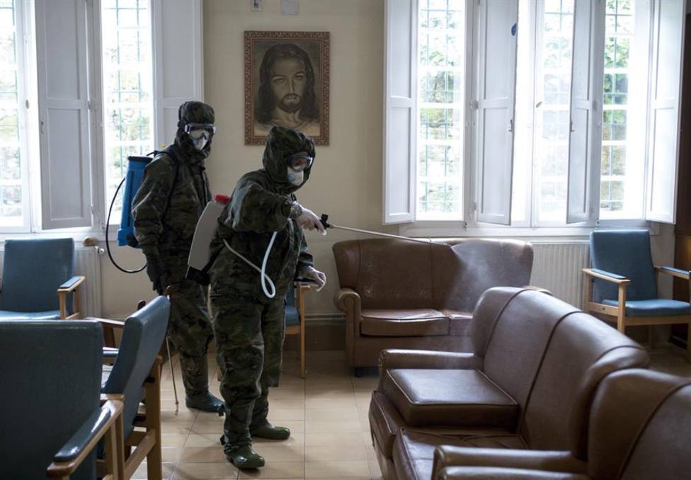 Militares de la Brilat desinfectan la residencia de mayores Nosa Señora dos Anxos, en Ribadavia, Ourense