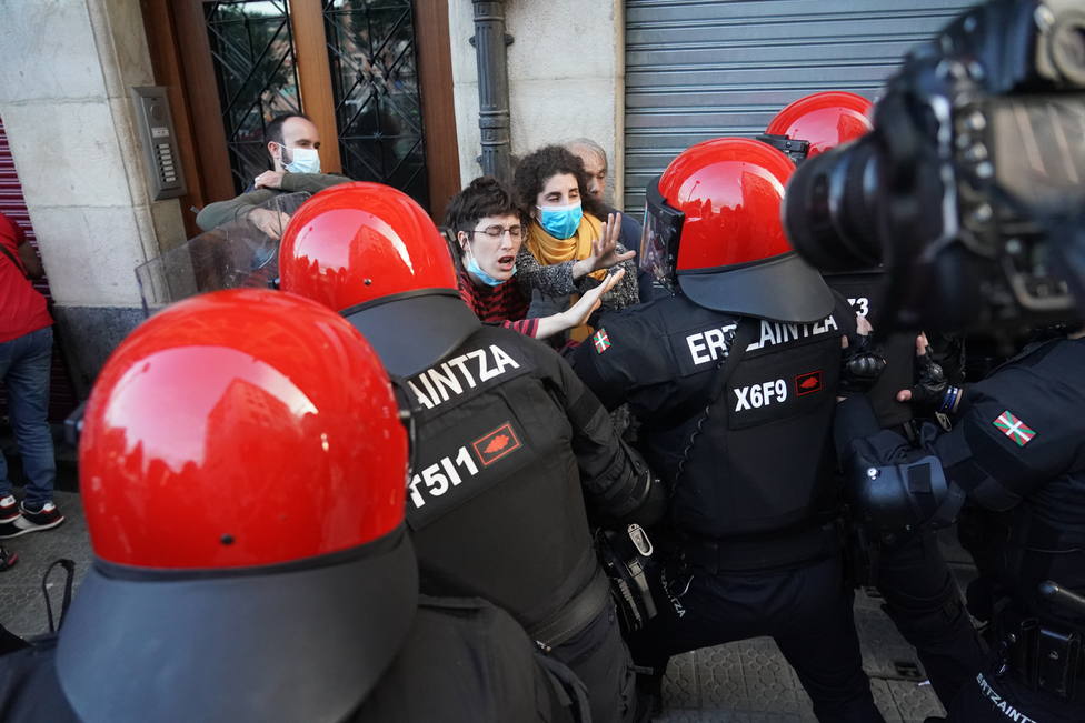 La Ertzaintza atacada durante un mitin de Vox en San Sebastián