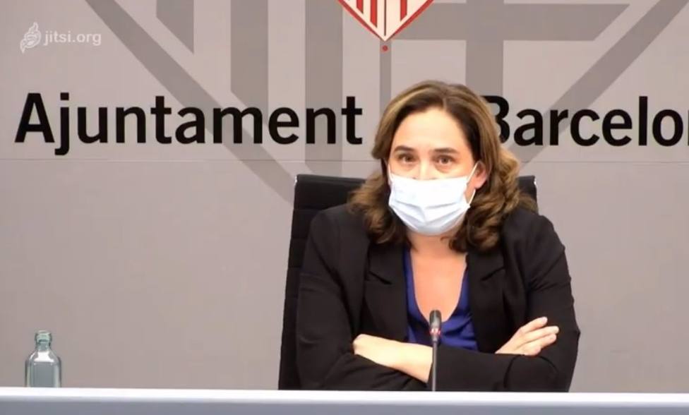 La alcaldesa de Barcelona, Ada Colau, en una rueda de prensa en el Ayuntamiento de Barcelona