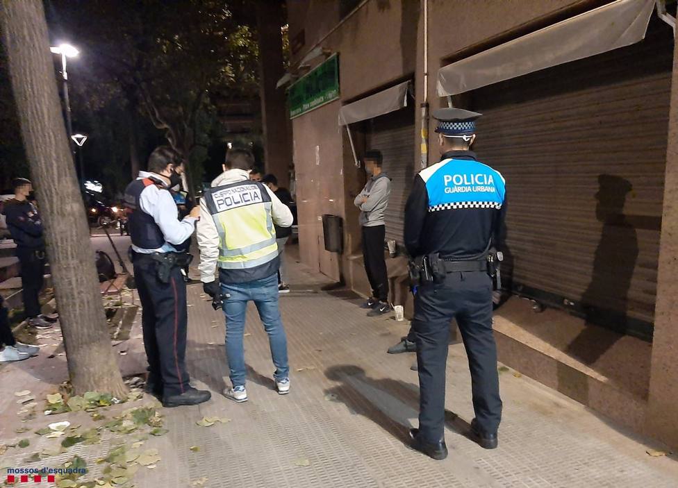 Sucesos.- Tres detenidos y 96 identificados en un dispositivo policial en Reus (Tarragona)