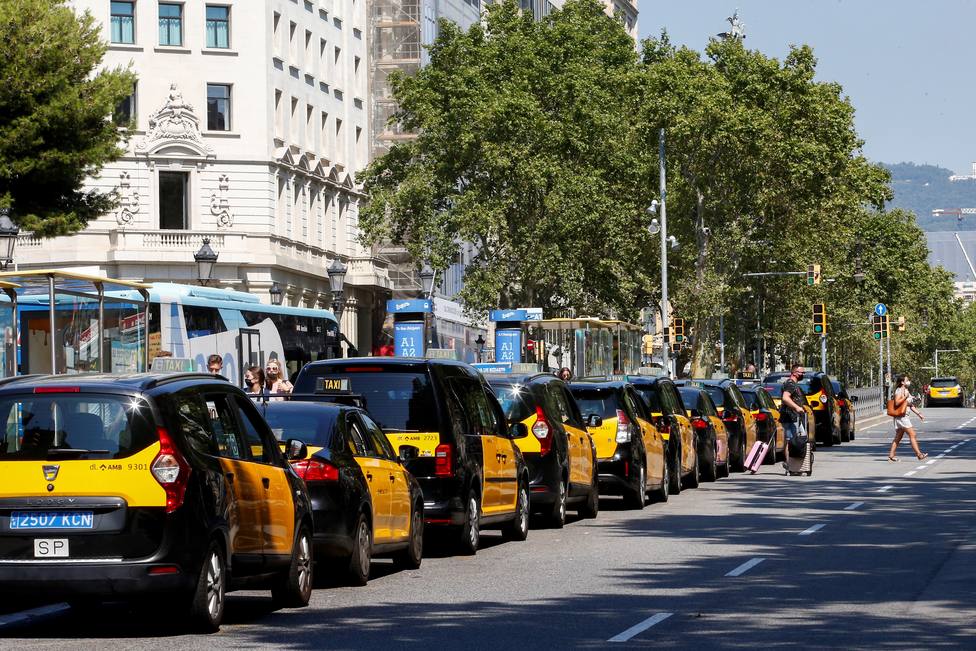 Varios centenares de taxis protestan ante el Ayuntamiento de Barcelona