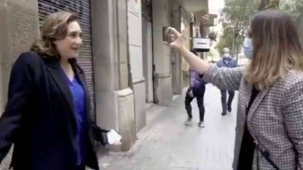 Ada Colau sin mascarilla mientras grababa un video en la calle