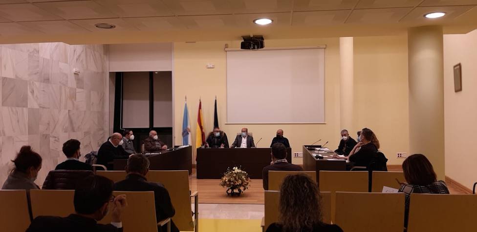 Alcaldes y representantes del comité de empresa en el Ayuntamiento de As Somozas - FOTO: Cedida