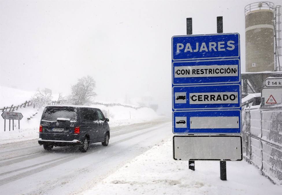 Imágen de archivo del puerto de Pajares nevado y cerrado al tráfico de vehículos pesados