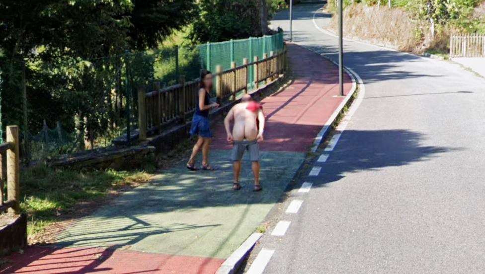 El hombre haciendo un calvo al paso del coche de Google Maps - FOTO: Google Maps