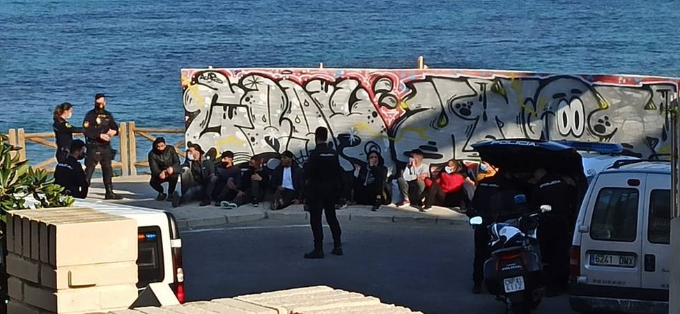 Varios de los inmigrantes retenidos por la Policía Nacional, esta tarde en Alicante. (COPE)
