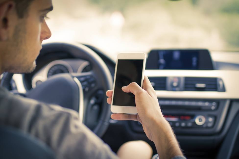 La nueva multa de la DGT por usar el móvil en el coche aunque no se lleve en la mano