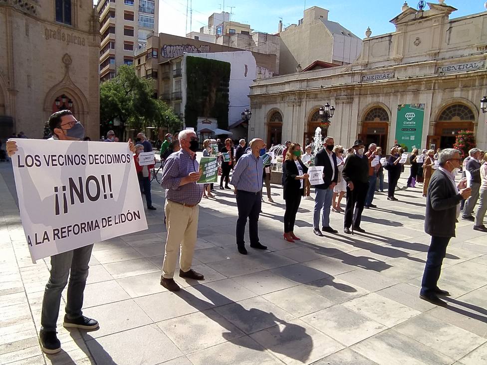 Nueva concentración de los vecinos de la avenida Lidón en la capital contra la reforma planteada