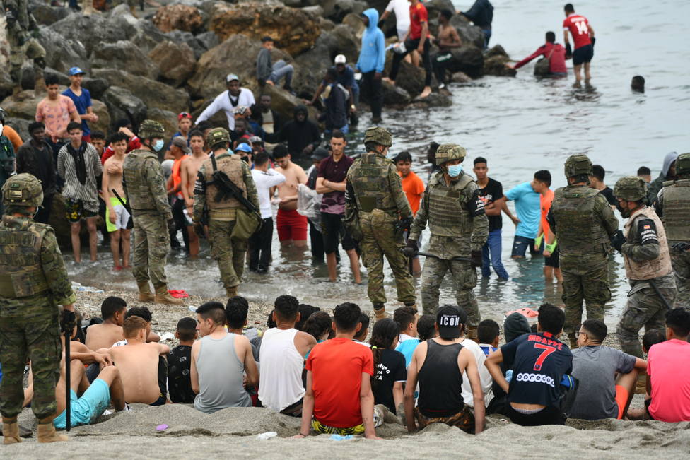 El Ejército español devuelve en caliente a los migrantes que han entrado por Ceuta