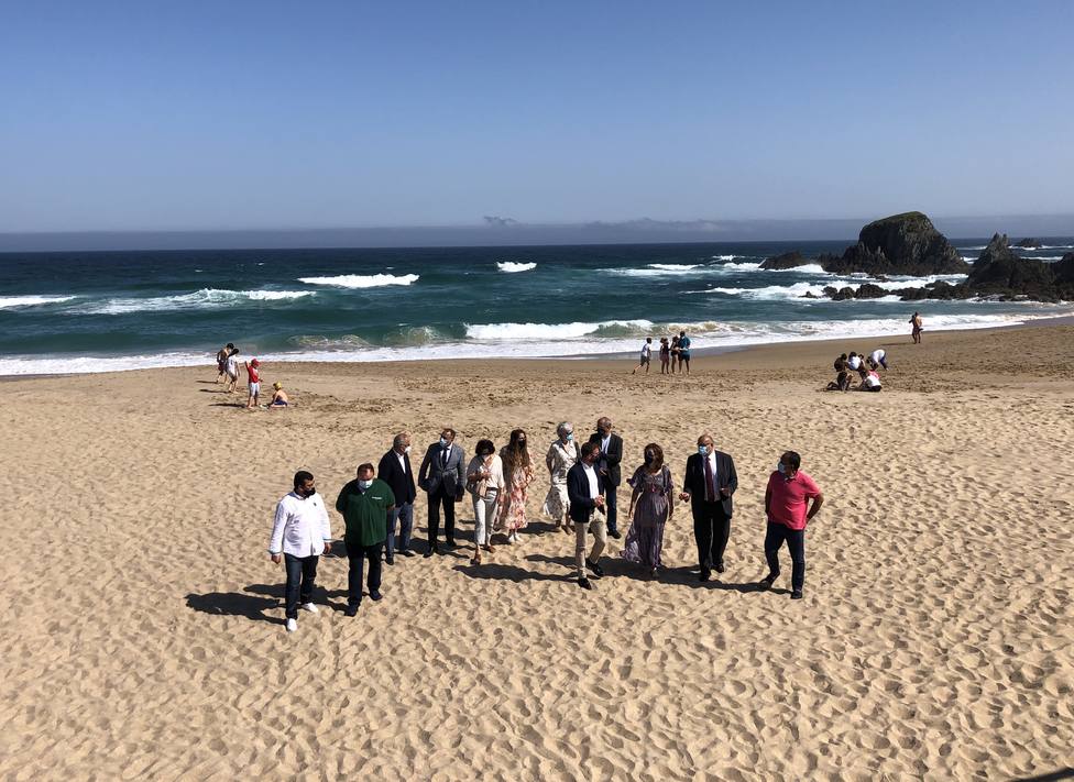 Dos conselleiros visitaron el arenal de Valdoviño. FOTO: Xunta Galicia