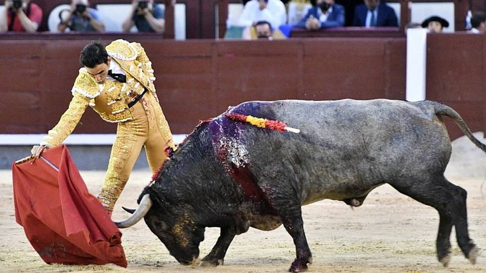 Sergio Serrano durante la faena de muleta al quinto toro de Victorino, al que ha cortado una oreja
