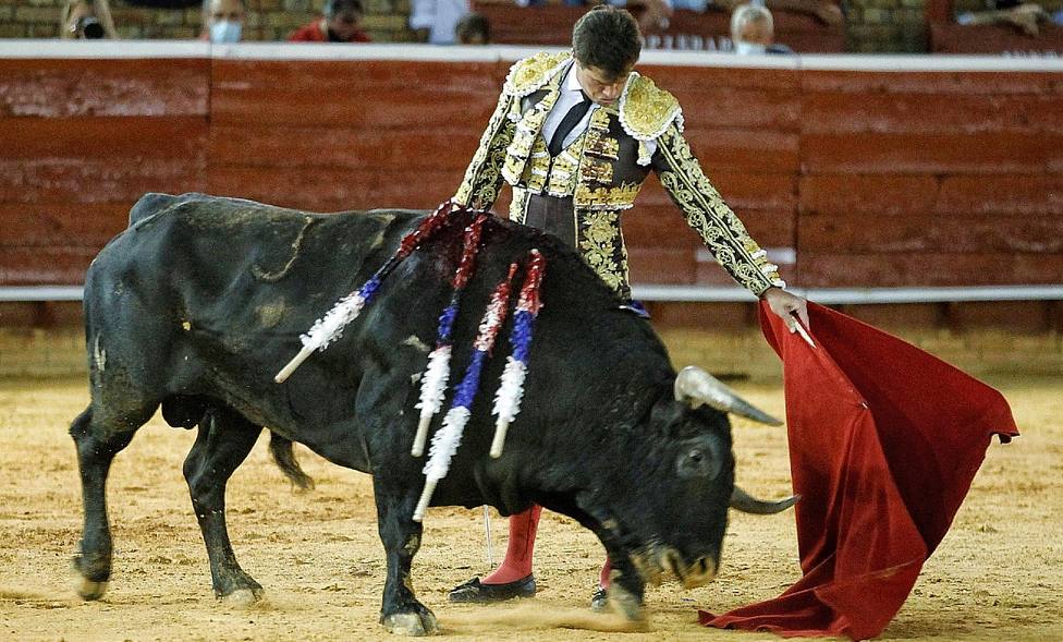 Natural de Daniel Luque al quinto toro de Torrestrella en Huelva, al que cortó una oreja
