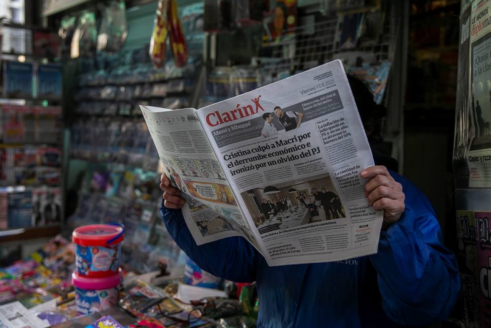 Un grupo de encapuchados ataca con cócteles molotov la sede del diario argentino Clarín