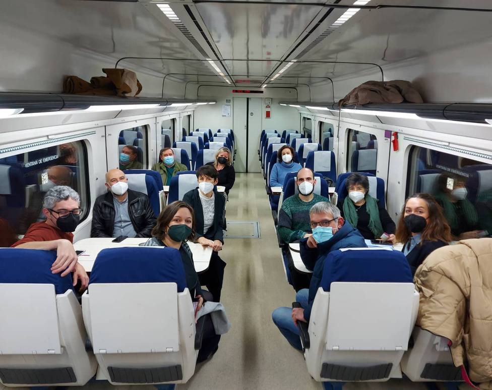 Ana Pontón y varios responsables del BNG en el viaje en tren hacía A Coruña - FOTO: BNG