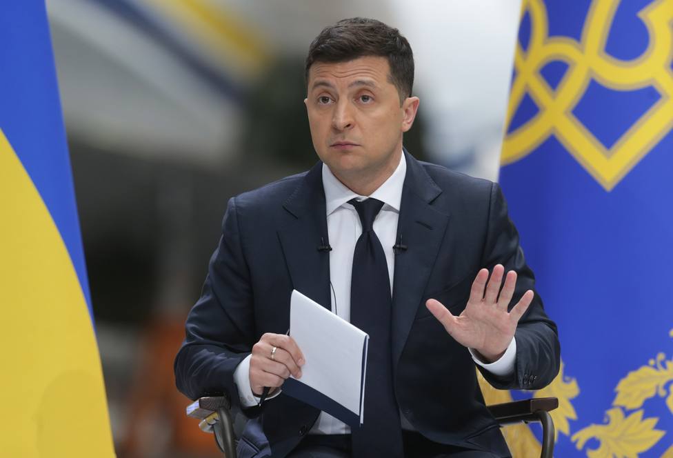 Zelenski impone la ley marcial en Ucrania e informa de ataques contra infraestructura del Ejército ucraniano