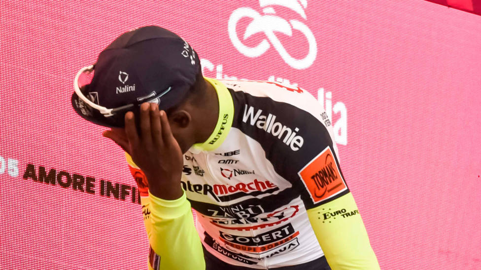 Biniam Girmay, tras sufrir el impacto del corcho de la botella en el podio del Giro de Italia. CORDONPRESS