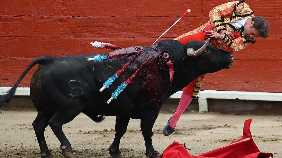 Antonio Ferrera siendo prendido a la hora de entrar a matar a su primer toro en Lima