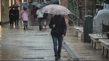 Una persona con un paraguas