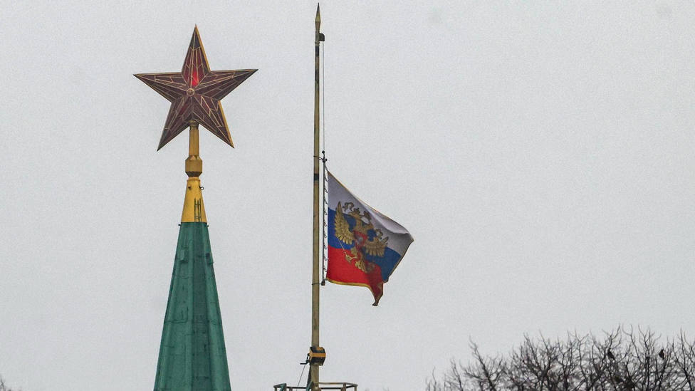 La bandera de Rusia del Kremlin a media asta en señal de luto por las víctimas del atentado de Moscú