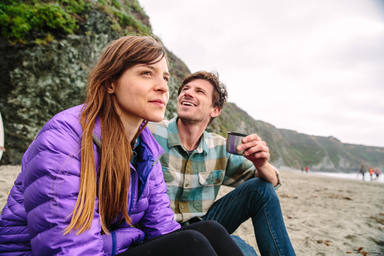Una pareja joven disfrutando de una tarde en las playas de Big Sur, California.