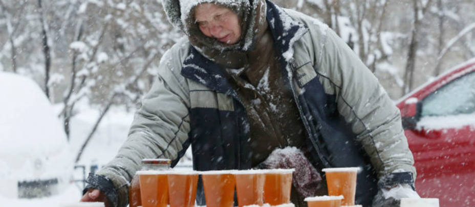 Una mujer vende miel en Krasnoyarsk, Rusia. Reuters