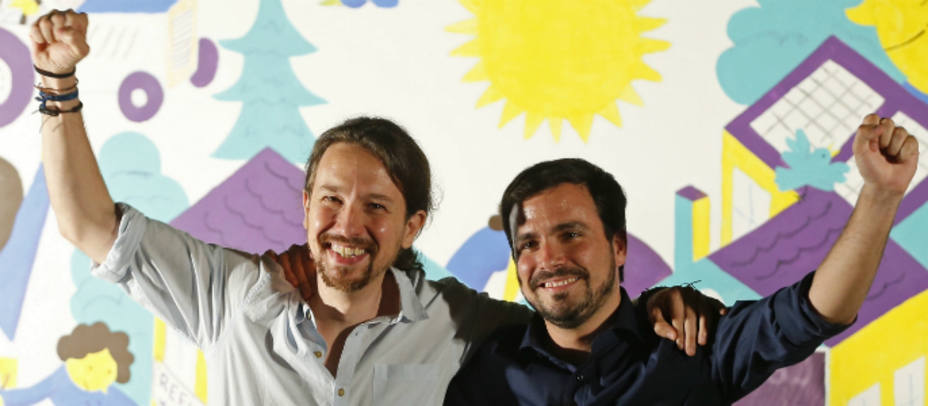 El candidato de Unidos Podemos a la Presidencia del Gobierno, Pablo Iglesias, y el coordinador de IU, Alberto Garzón (d), durante el acto de inicio de la campaña electoral celebrado en Madrid. EFE