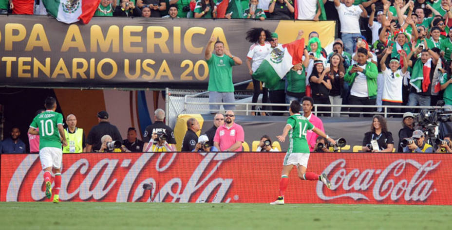 Chicharito marcó el primer tanto de la victoria de México sobre Jamaica. Reuters.