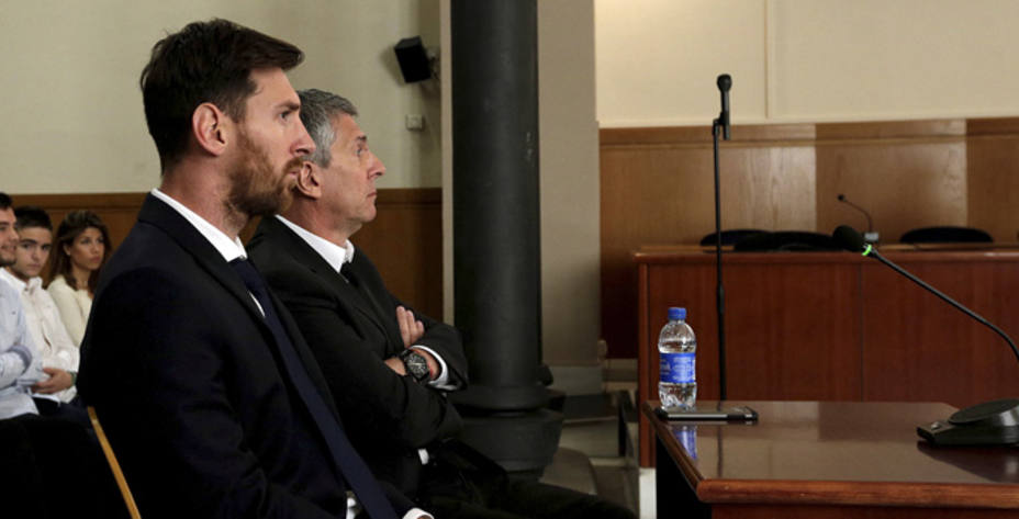 Leo Messi y su padre, en el banquillo de los acusados (Reuters)