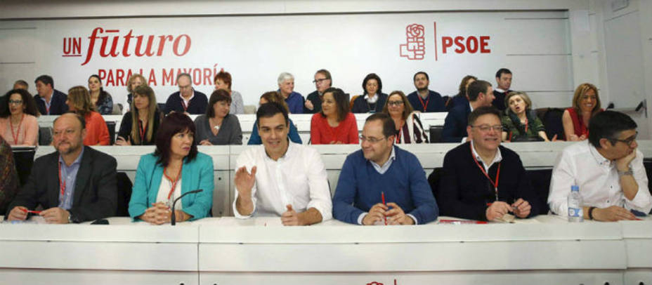 El secretario general del PSOE, Pedro Sánchez, y los miembros de su Ejecutiva. EFE