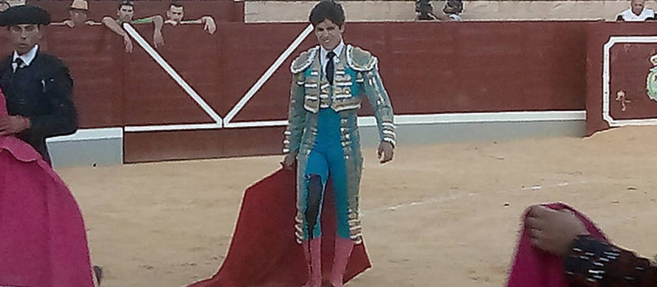Rafael González con la cornada en su muslo derecho en el sexto novillo de Flor de Jara. S.N. / COPE.ES