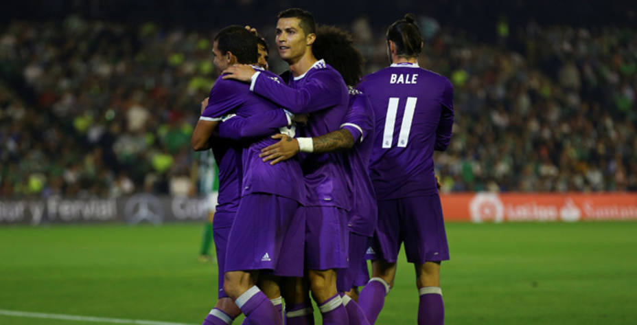 El Real Madrid celebra uno de los goles al Betis (Reuters)